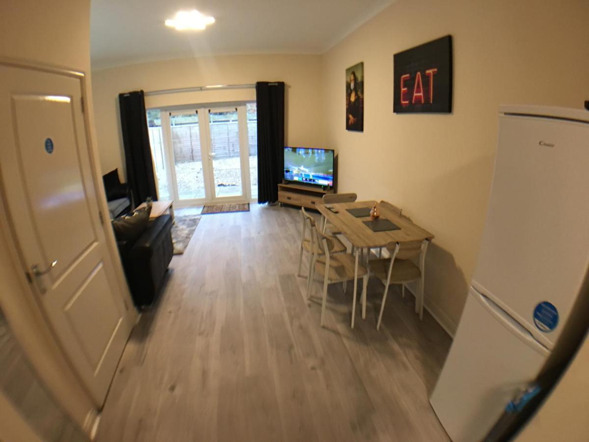 Very Large House, 6 Beds, 4 Bedrooms, 3 Bathrooms, 5 Smart Tv'S & Van Parking 波士顿 外观 照片