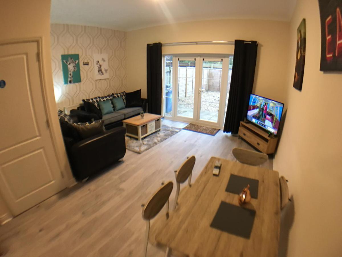 Very Large House, 6 Beds, 4 Bedrooms, 3 Bathrooms, 5 Smart Tv'S & Van Parking 波士顿 外观 照片