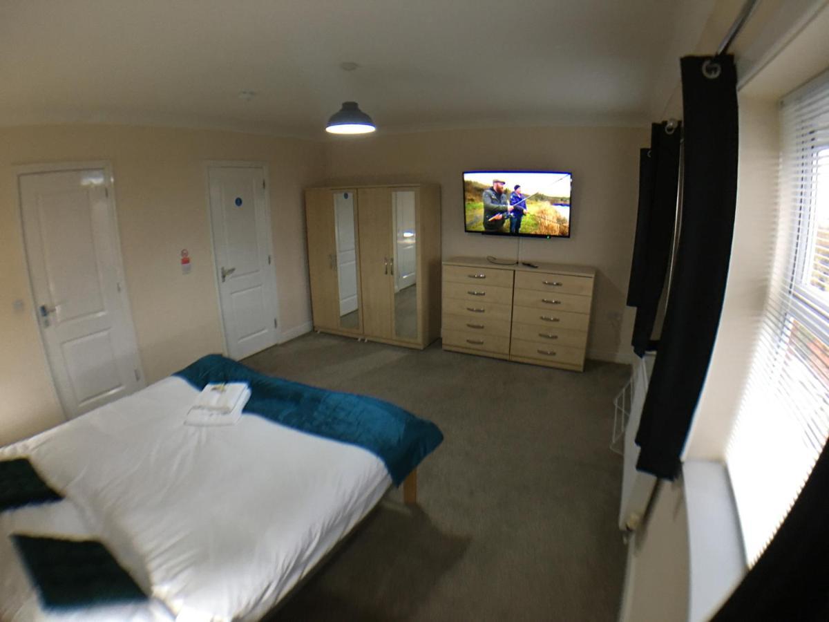 Very Large House, 6 Beds, 4 Bedrooms, 3 Bathrooms, 5 Smart Tv'S & Van Parking 波士顿 外观 照片
